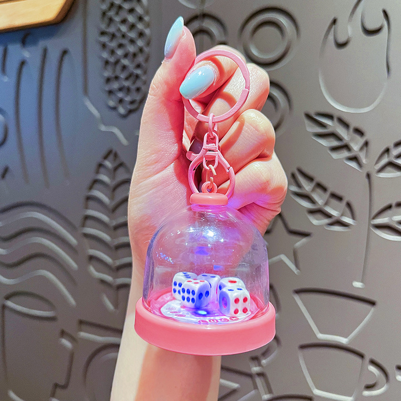 創意的なサイコロの杯の発光の金のキーホルダーのバーのじゃんけんの小さいおもちゃのカップルのカバンのペンダントの小さい贈り物の卸売り|undefined
