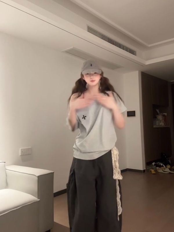 アメリカンレトログレー斜め肩半袖Tシャツ女性用夏の新しいルーズスリムセクシーなレイジースタイル多用途トップ|undefined