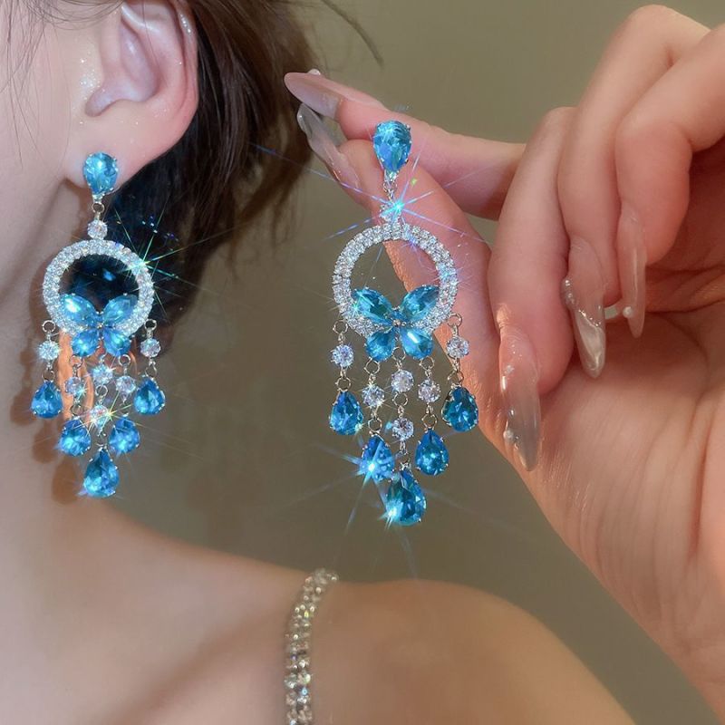 Agujas de plata transfronterizas flores de zircón aretes de bordillo estilo de moda pernos de auriculares lujosos de alto nivel de diseño de auriculares nicho
