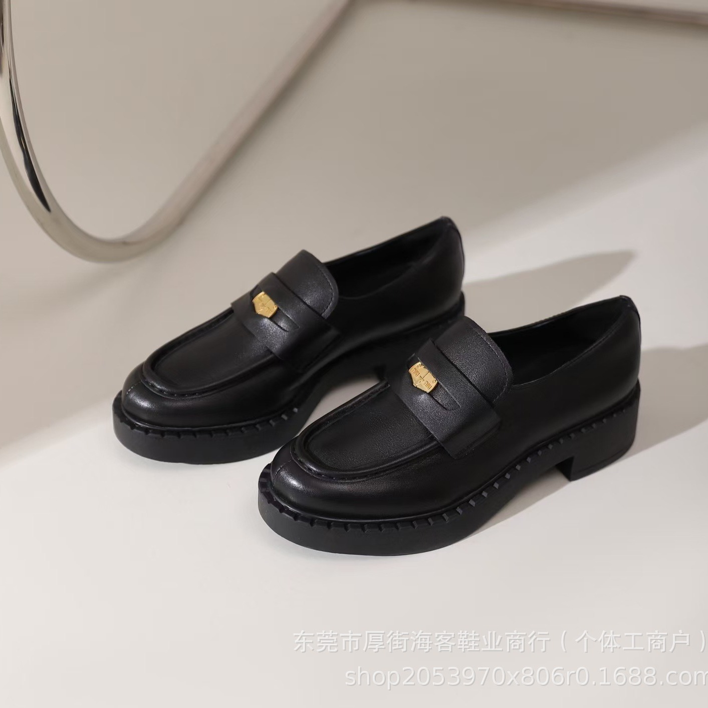 유럽과 미국의 새로운 골드 코인 슬립 온 두꺼운 밑창 로퍼 아카데믹 스타일 레트로 패션 간단한 클래식 싱글 레이어  신발-Freehip.co.kr