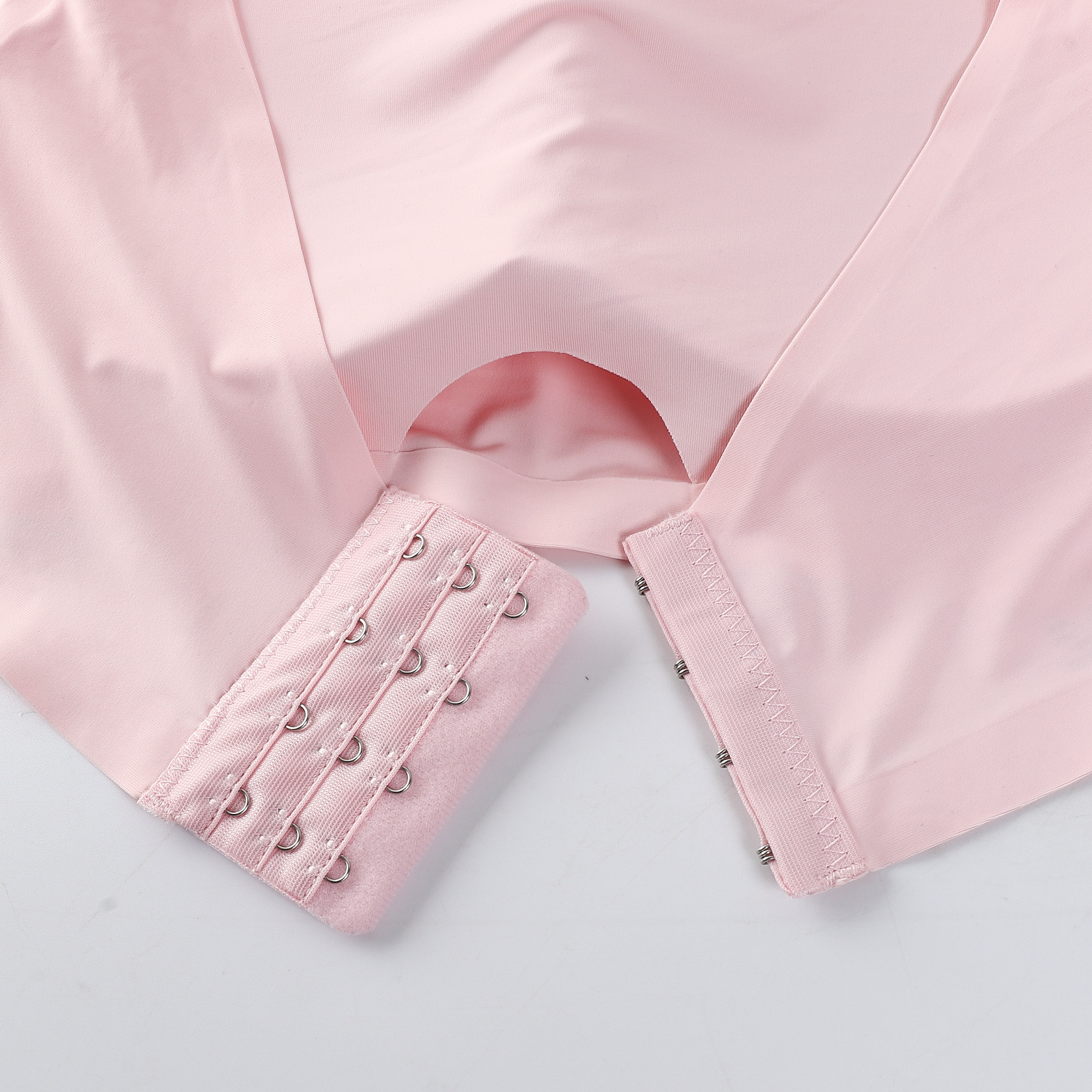 Suministro directo de fábrica de seda de hielo sin costuras de cuatro breasted sujetador sin tirantes de una palabra pecho con almohadilla de pecho anti-exposición tubo superior para las mujeres