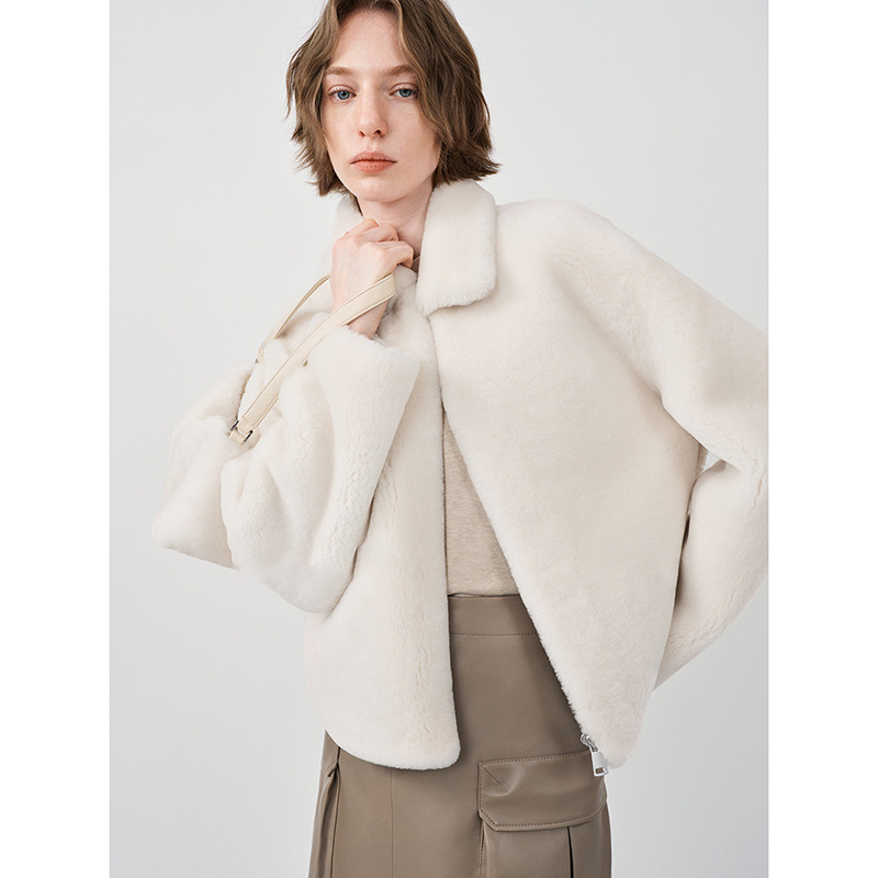"Urban Slow Dance" Ultra-Fine Merino Wool Short Lapel Shearling Coat 2026 New "Urban Slow Dance" Ultra-Fine Merino Wool Short Lapel Shearling Coat 2026 New