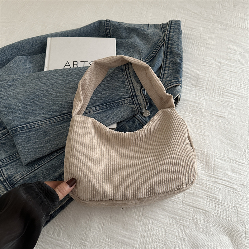 2024 nuevo bolso de axila, bolso de hombro de diseño de personalidad de pana negra retro retro, bolso de luna nueva casual