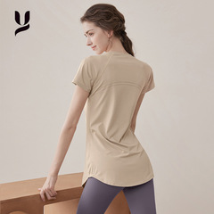 ヨガの半袖の女性の2025夏の新型のランニングの訓練の中で長いタイプは尻のフィットネスの服のtシャツの運動の上着の女性を遮ります。