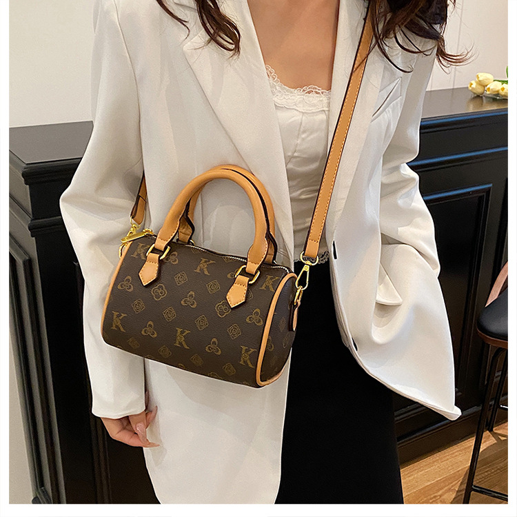 Neue Boston Pillow Bag für Damen, klassischer Stil, florale Einzelschulter-Handtasche für Senioren, weiches Leder, kleine quadratische Tasche für den täglichen Gebrauch. – Detail 16