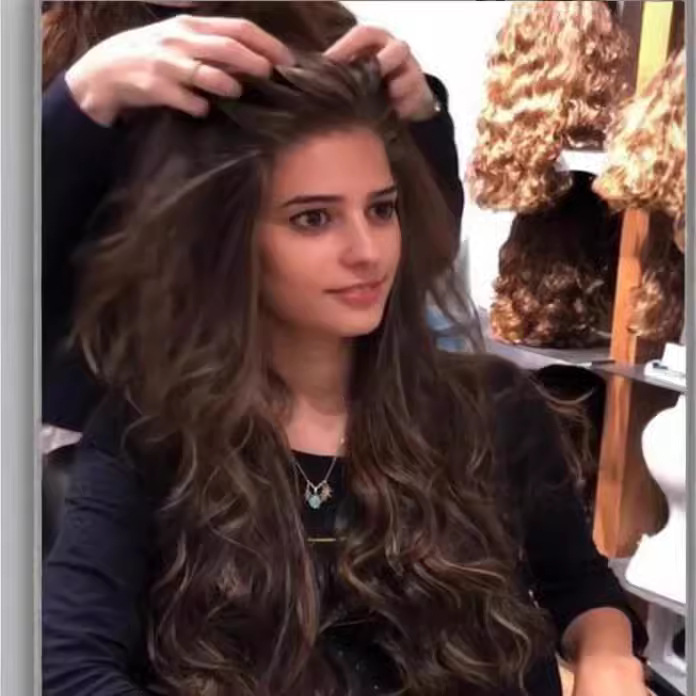 Peluca transfronteriza Cabello rizado largo de las mujeres europeas y americanas teñido Rosa neta de seda de alta temperatura gradiente de fibra química sintética cubierta de cabeza completa