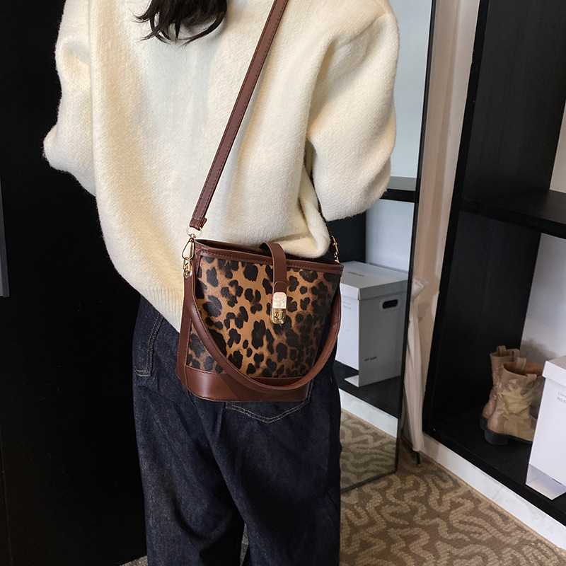 Bolso popular de este año para mujeres otoño invierno 2024 nuevo patrón de leopardo nicho mochila casual bolso de cubo de agua