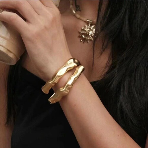 Solid Metal Texture Irregular Double-Open Bracelet with Unique Design, Fashionable and Refined, Lightweight Luxury Band
