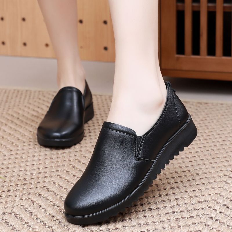 Zapatos de trabajo de cuero suave de primavera y otoño negro, cómodo restaurante antideslizante con suela suave, zapatos de cuero de mediana edad para madres mayores