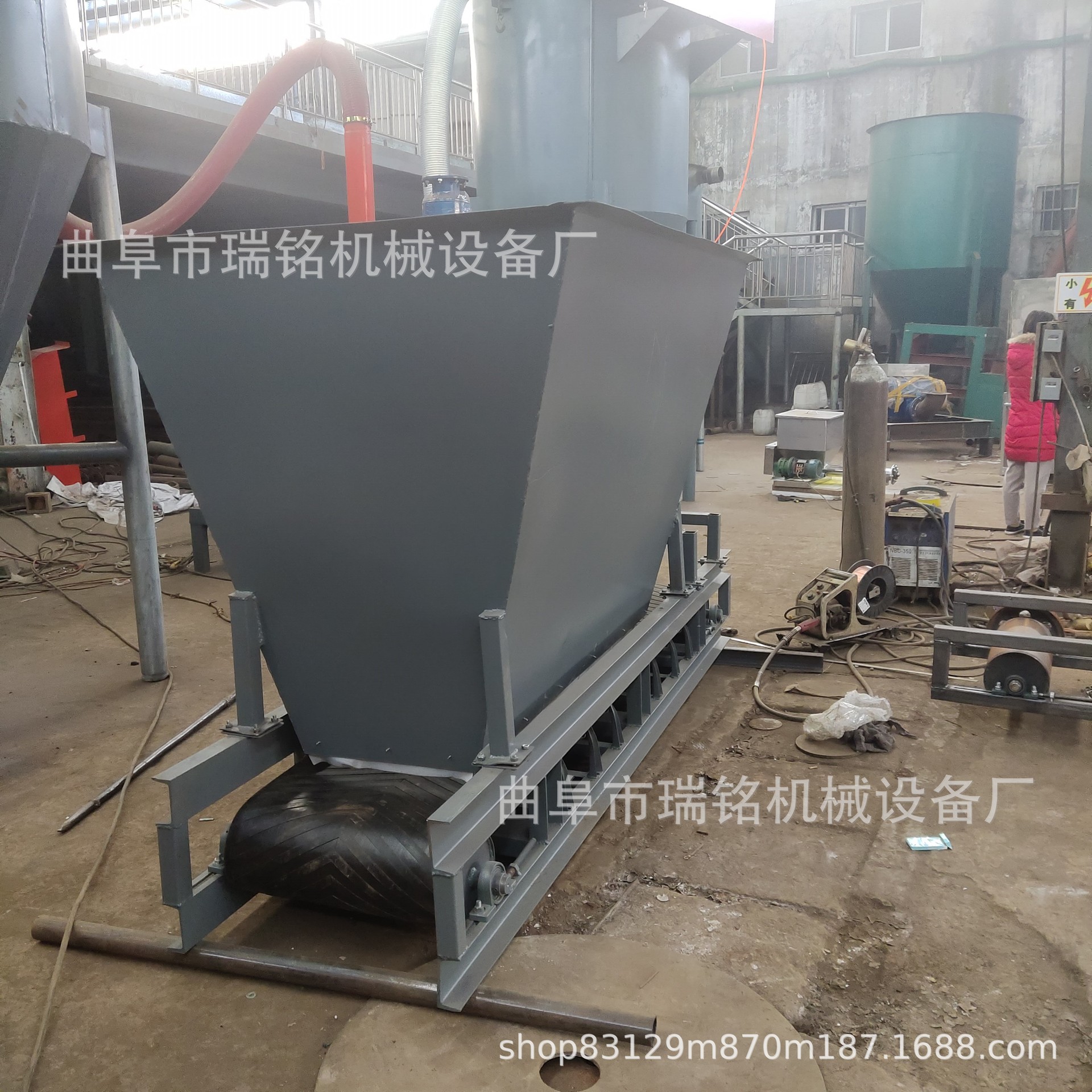 东北沙土石子混泥土装车爬坡输送机TGFF 加大料斗骨粉皮带输送机