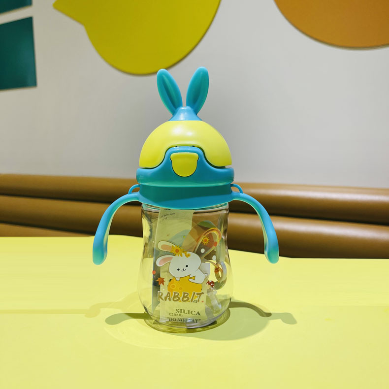 Fábrica al por mayor de los niños taza de paja PC de plástico taza de agua jardín de infantes bebé agua potable con mango taza de beber bebé