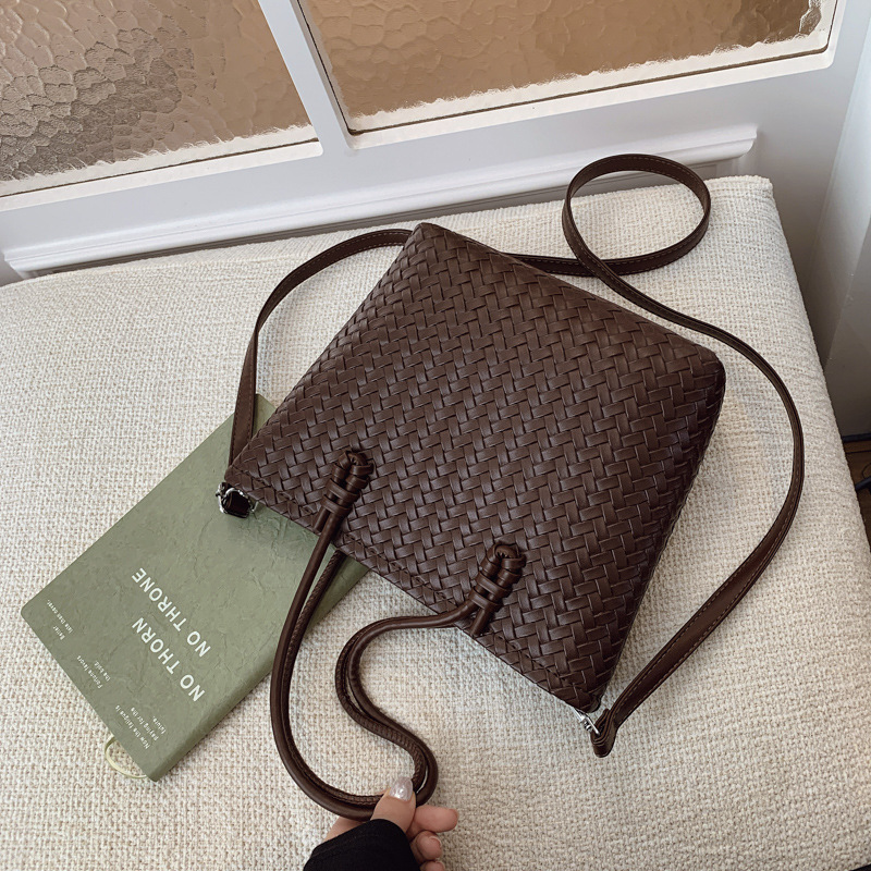 Bolsa de trenzado de nicho transfronterizo de comercio exterior para mujeres 2025 nueva gran capacidad de transporte de viaje bolsa de mano mochila de hombro