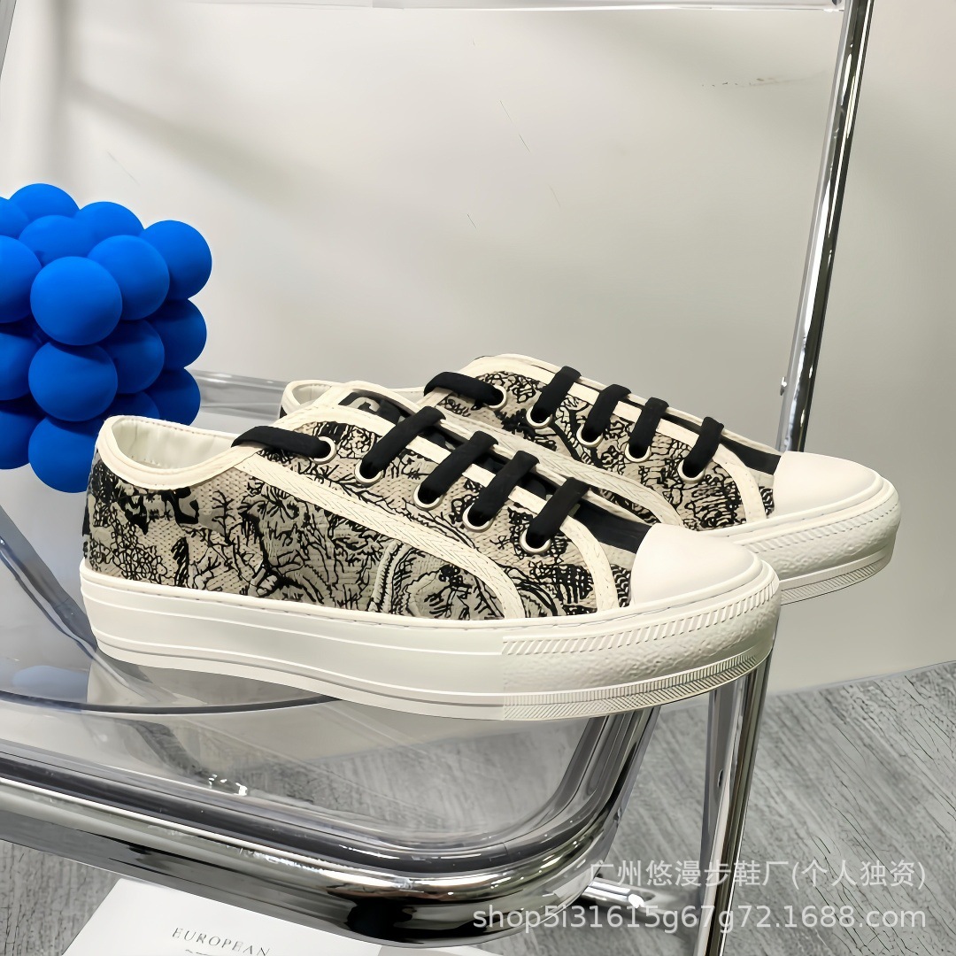 Zapatillas de lona retro con bordado de la marca D, novedad 2026, zapatillas casuales de moda, versátiles, para parejas, con suela gruesa, blancas.