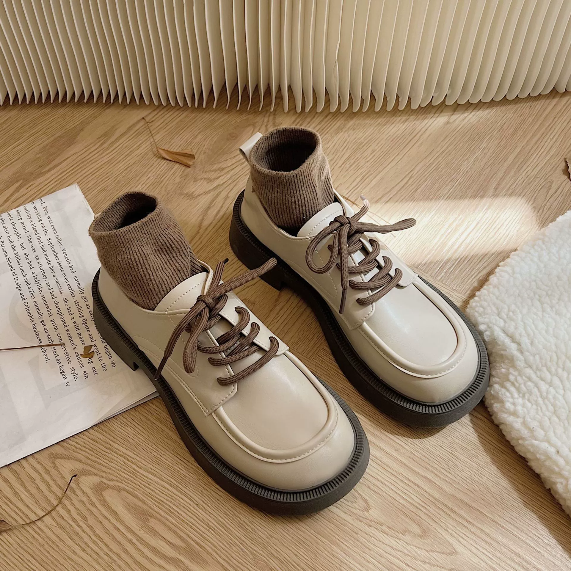 Маленькие кожаные туфли на толстой подошве, женские весенне-осенние новые универсальные одиночные туфли в британском стиле на шнуровке в стиле ретро с круглым носком