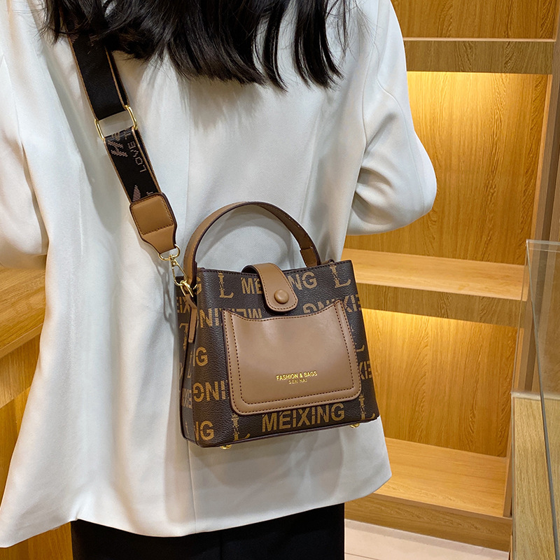 2023 Autumn New Live Broadcast Good Large Capacity Women's Single Shoulder Crossbody Bag Letter Retro Wide Shoulder Strap Bag for Women_voghion.com