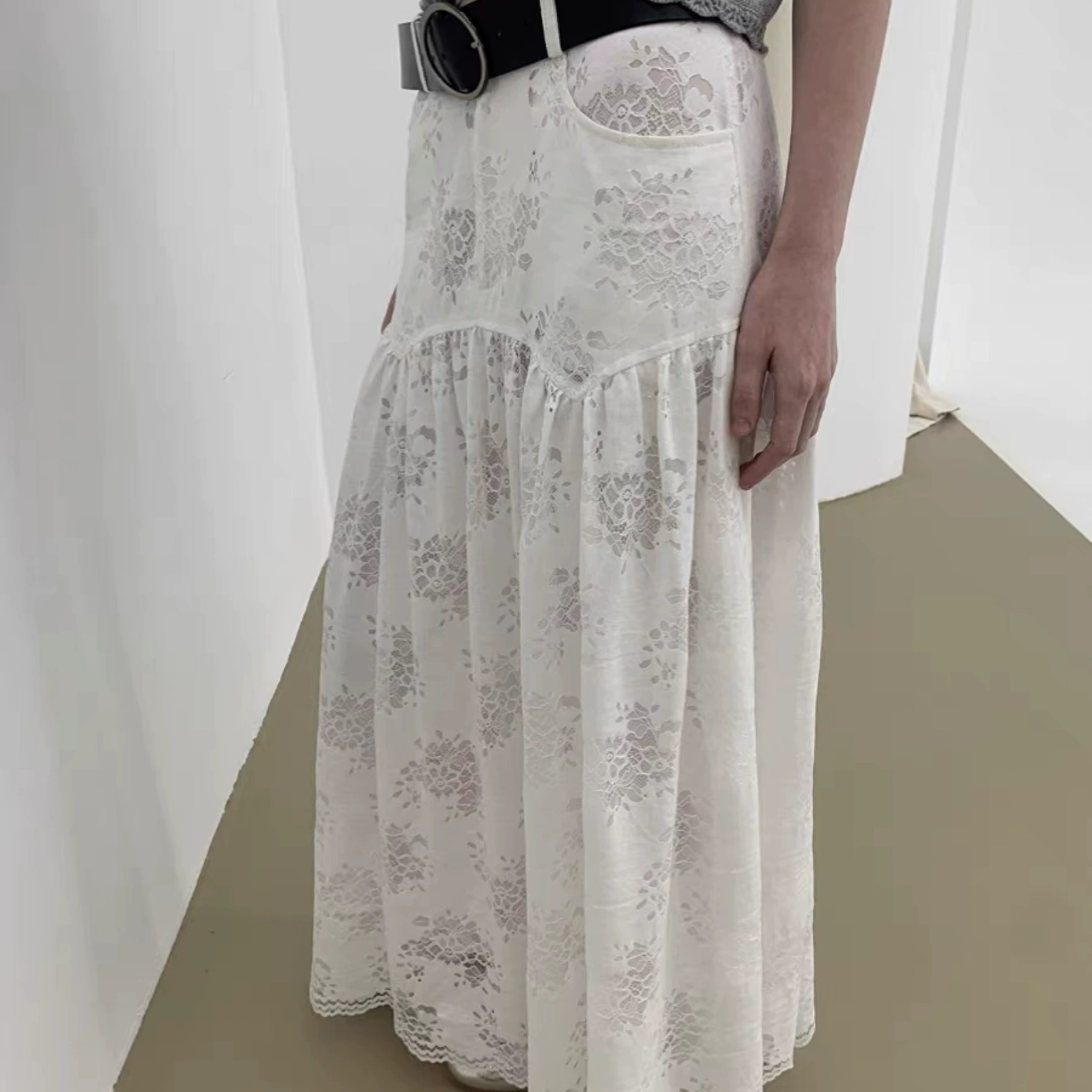 Модный дизайн чувствует кружевной пояс юбка юбка слово свободная талия тонкая юбка женский белый черный