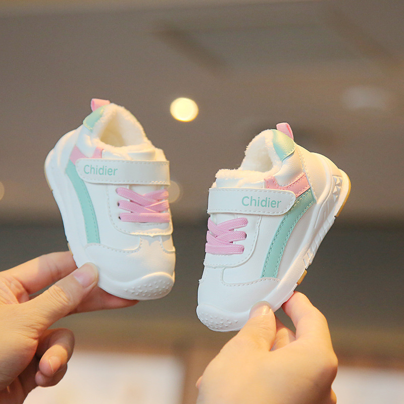 Invierno nuevos hombres y mujeres de fondo suave zapatos de niño bebé zapatos blancos forrados de lana zapatos de tablero caliente dos algodón entrega de una sola pieza