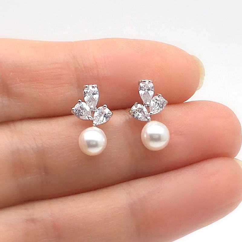Elegant Pearl Drop Earrings With Zircon And Maple Leaf Detailing_voghion.com