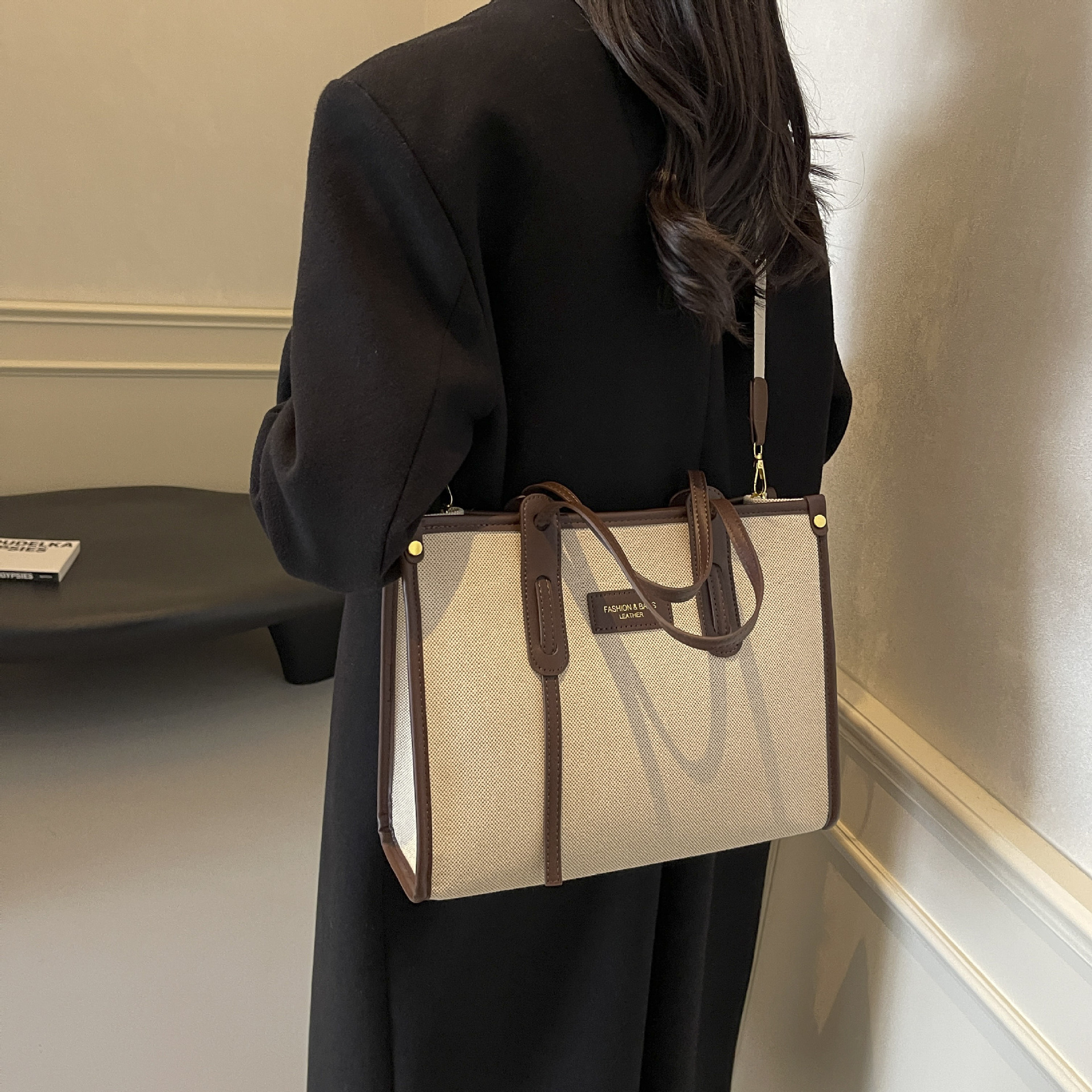 Bolsa de lona de gran capacidad para mujeres 2024 nuevo estilo sensación de moda mochila de hombro para viajar bolso de mano universal