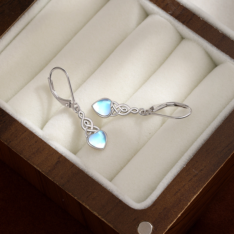 925 plata esterlina irlandesa Celtic Nudo pendientes de lujo ligero para mujeres Europa y América de alto nivel sensación de corazón auriculares de orejas de piedra luz de luna