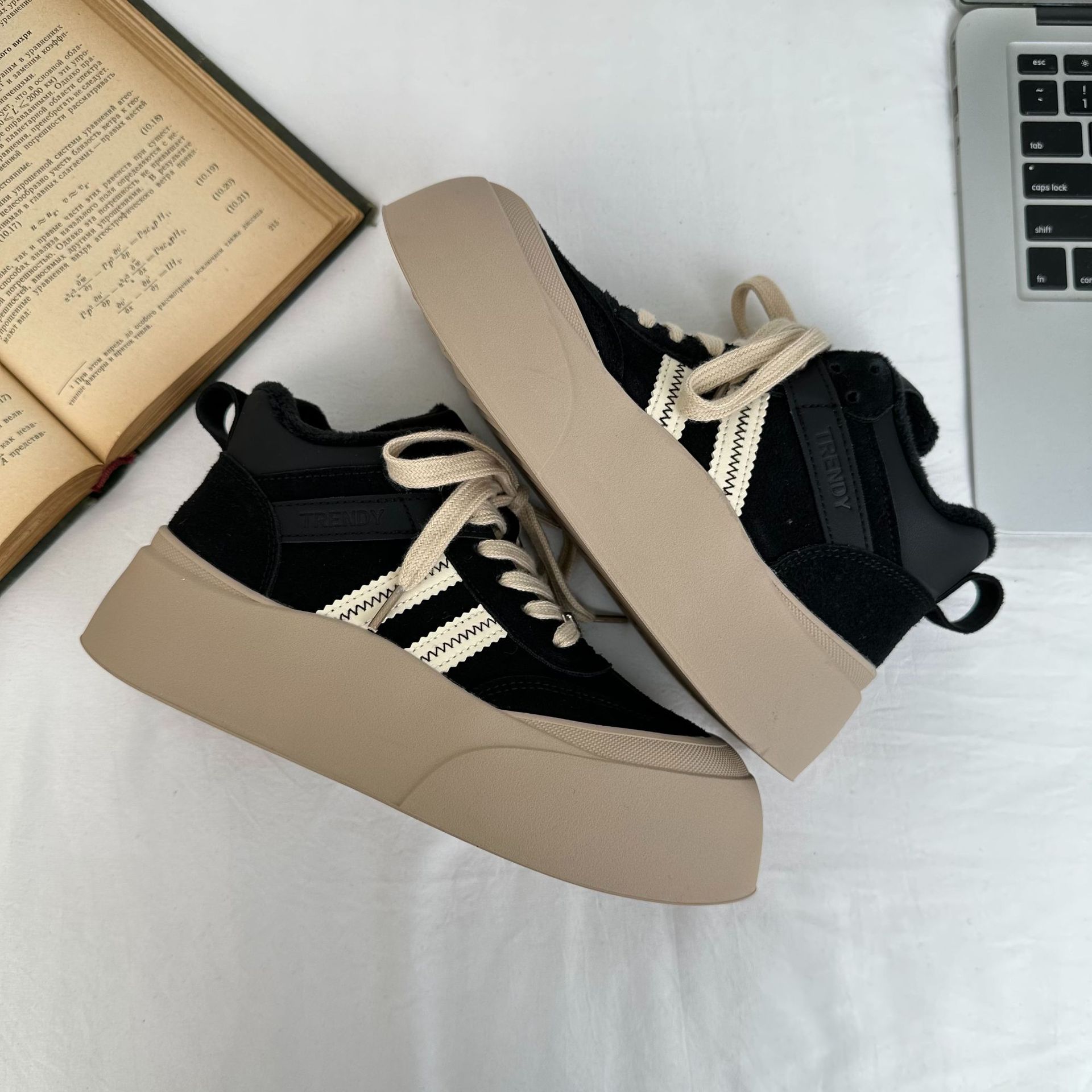 Alta parte superior más pan de terciopelo pequeños zapatos blancos mujer 2024 otoño e invierno suela gruesa aumento zapatos casuales deportes todo-fósforo A9874