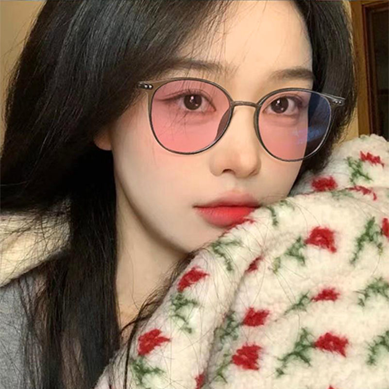 欧米のins風感光変色メガネの女性は度数の平光鏡の震え音を配合して爆発的な近視メガネを生放送することができます。