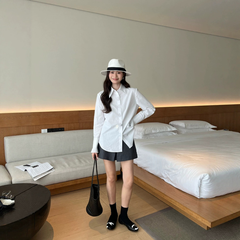 Shenzhen Nanyou High-End Original Chanel-Style Early Spring Shirt with Pleated Cuff Design and Silver Metal Buckle Decoration Shenzhen Nanyou High-End Original Chanel-Style Early Spring Shirt with Pleated Cuff Design and Silver Metal Buckle Decoration