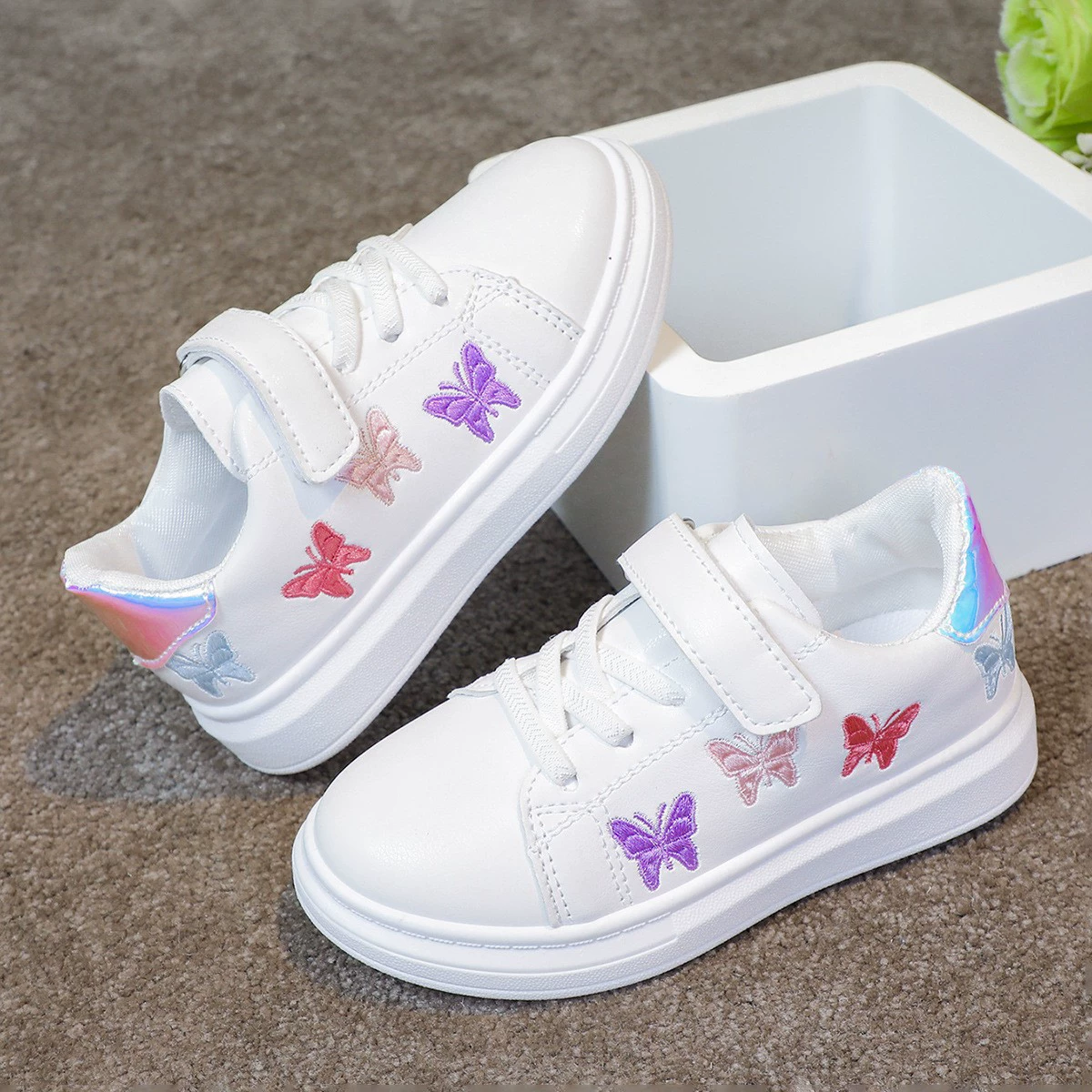 Кроссовки для девочек, белые туфли, весенне-осенние кожаные повседневные и удобные туфли на толстой подошве с вышивкой для детей маленького и среднего размера, специальная детская обувь для трансграничных продаж.