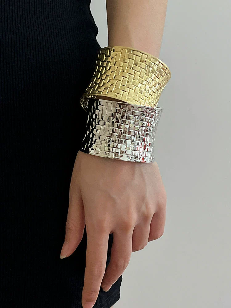 Retro metal woven design glossy crooked women's bracelet, European style, light luxury style, trend of season