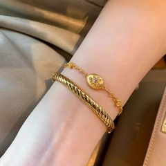 新商品の大衆デザインの糸を引くレトロな彫刻の中古風な金色の手は重工業の軽くて豪華な風の気質の女性の装飾を結びます。