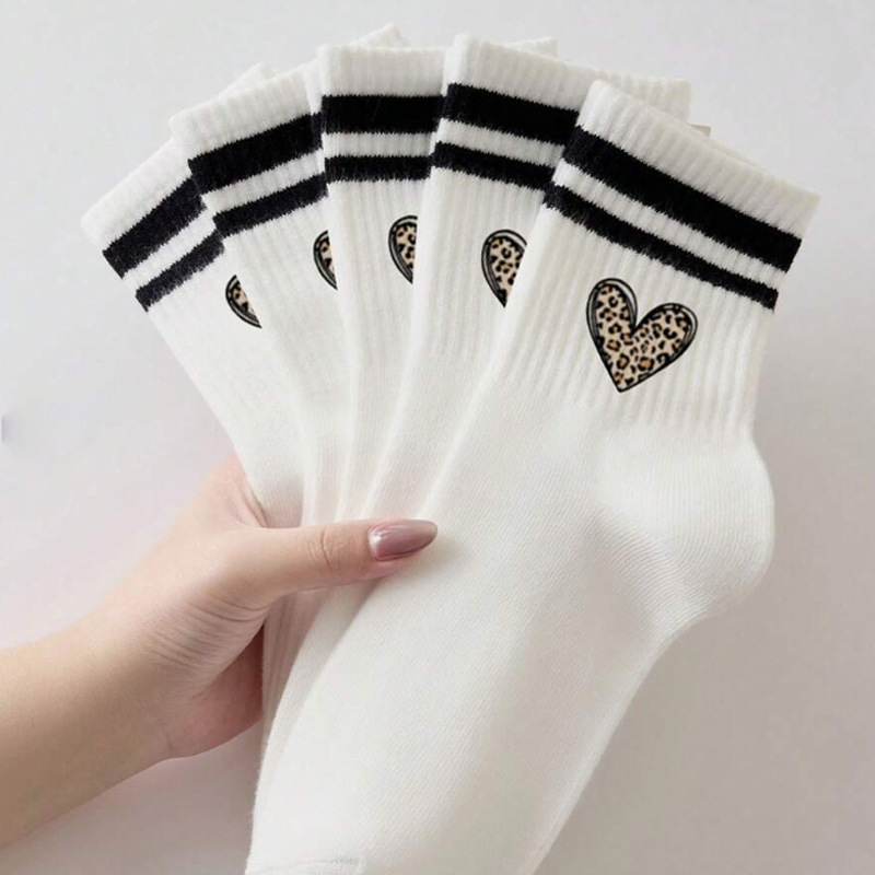 Calcetines de Otoño e Invierno para mujer calcetines de media pantorrilla calcetines de pila de color sólido japonés para mujer Calcetines deportivos con cordón de marea medias en blanco y negro image 17