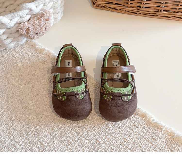 Sapatos de couro aos quadrados para menina versáteis e flexíveis_voghion.com