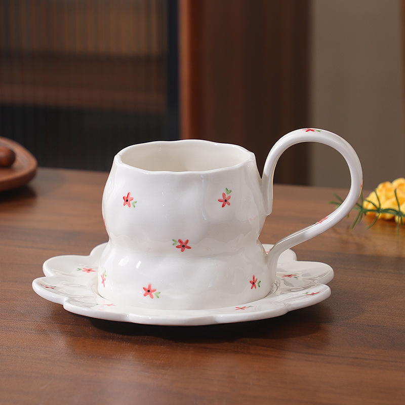 Pins viento rojo pequeño amor de alto valor pintado a mano bajo vidriado juego de tazas y platillos de cerámica taza de café irregular taza de agua