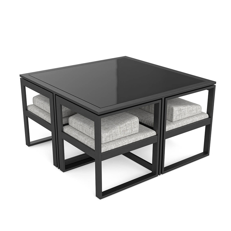 Una mesa y cuatro sillas