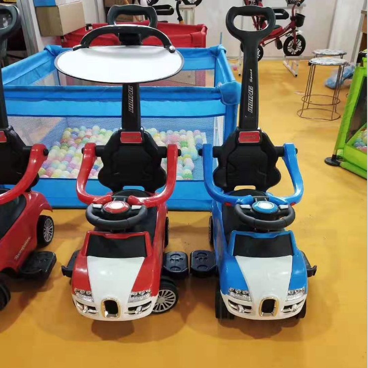 Scooter multifuncional para niños con barandilla de tres en un coche con carrito de música Walker Salida de juguete