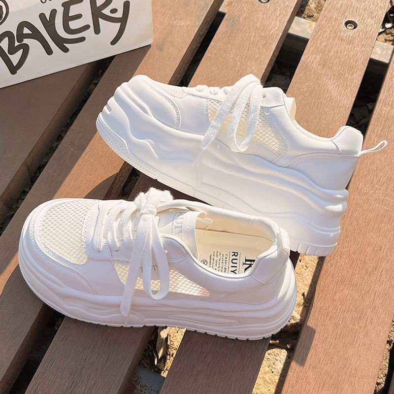 Zapatos blancos de malla gruesa para mujeres, verano de 2025 nuevos zapatos de skate transpirables, zapatos casuales ligeros transpirables para mujeres