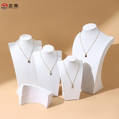 白い皮の人はモデルの首のネックレスの棚のカウンターのアクセサリの棚の鎖のチェーンのネックレスの陳列の撮影の生放送の道具に似ています。