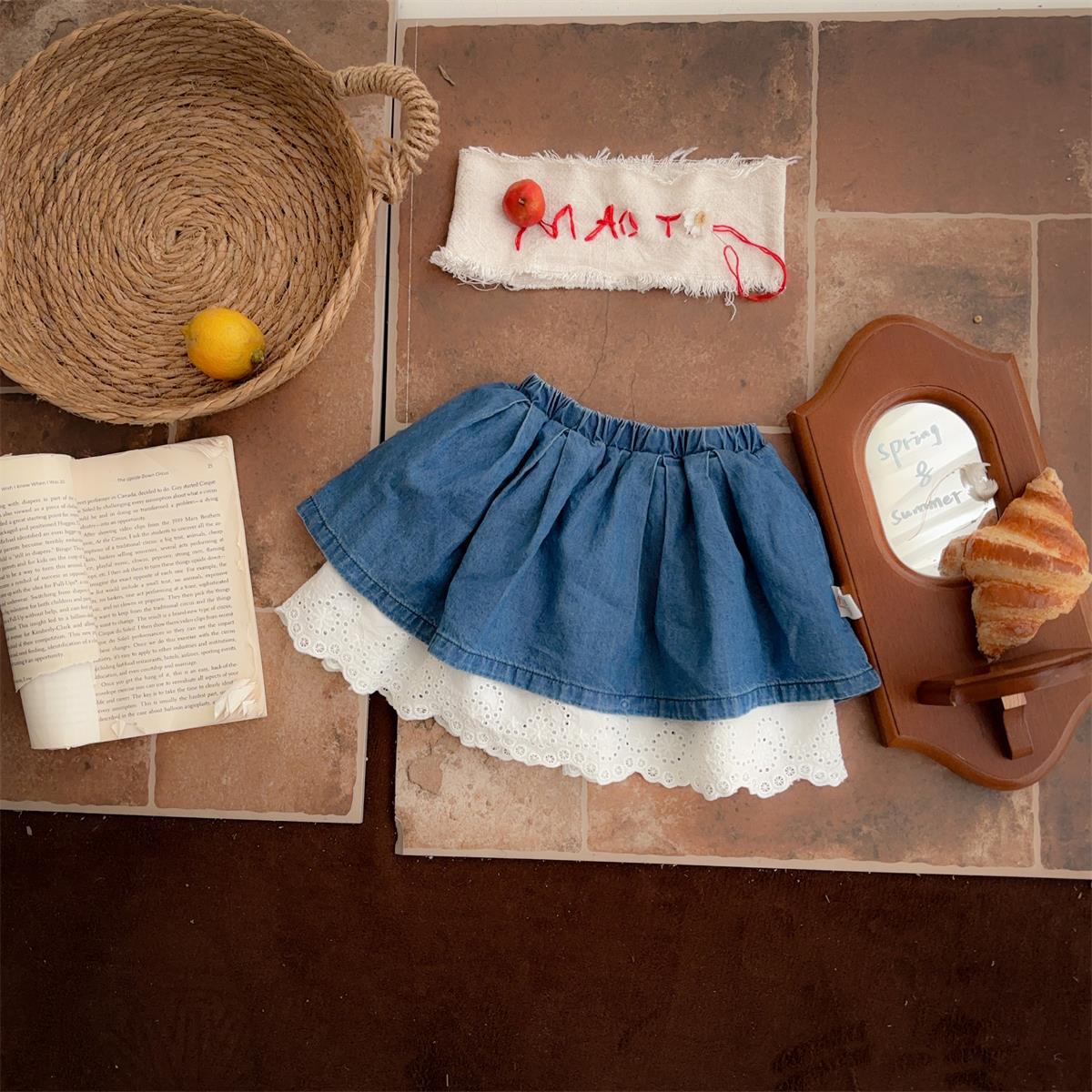 Traje pequeño de estilo occidental para bebés y niños pequeños 2025 verano nuevo estilo coreano delgado top a rayas falda de encaje de dos piezas