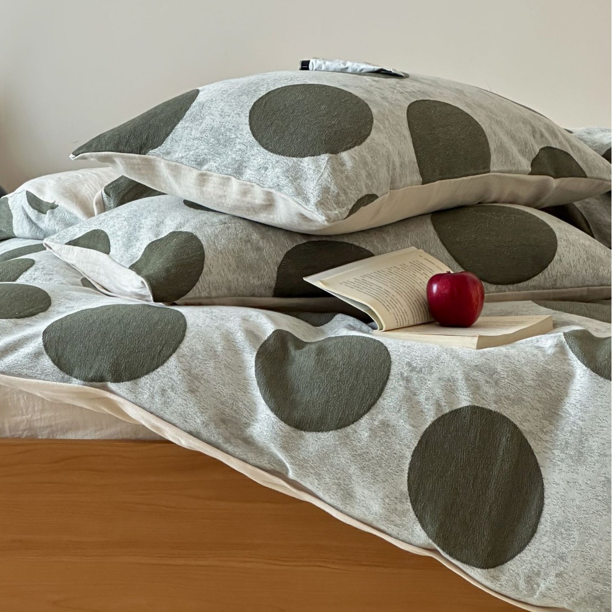 Conjunto de quatro peças minimalista nórdico retrô com estampa de bolinhas verdes em jacquard, composto por capa de edredom e lençol de cama em algodão puro, macio e agradável à pele._voghion.com