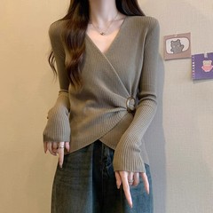 秋と冬のスリムウエストショートVネックニットボトムシャツトップデザインニッチインナー長袖セーター女性用