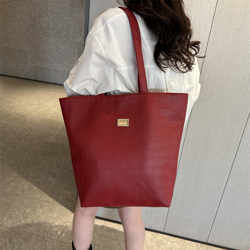 Bolsa retro 2025 nueva primavera y verano marea sensación de amplio sentido bolso de hombro para mujeres de gran capacidad de moda para viajar bolso para mujeres