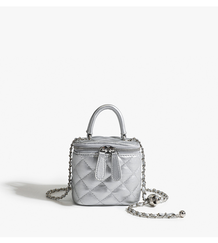 Xiaoxiangfeng Lingge Chain Small Square für Damen 2024 Neue vielseitige Mini-Umhängetasche mit goldenem Ball und Lippenstift_voghion.com