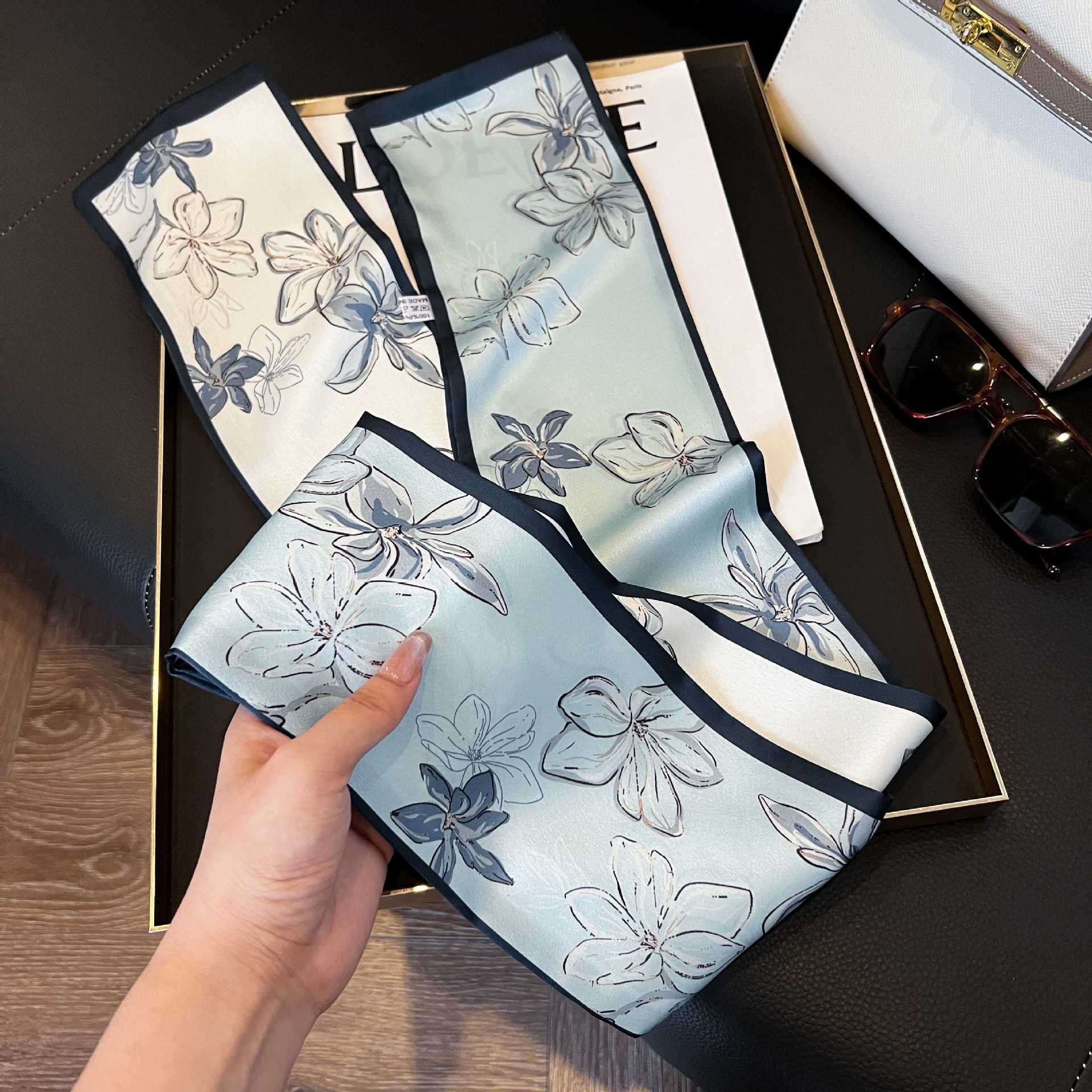 Nueva bufanda de seda pequeña banda larga estrecha para el cabello mujer estilo primavera y otoño moda madre bufanda estilo verano estilo fino serpentina bufanda al por mayor