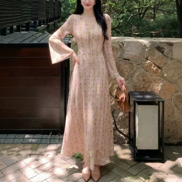 诺曼依山茶庄园记'法式碎花喇叭袖连衣裙女早秋长袖V领收腰长裙