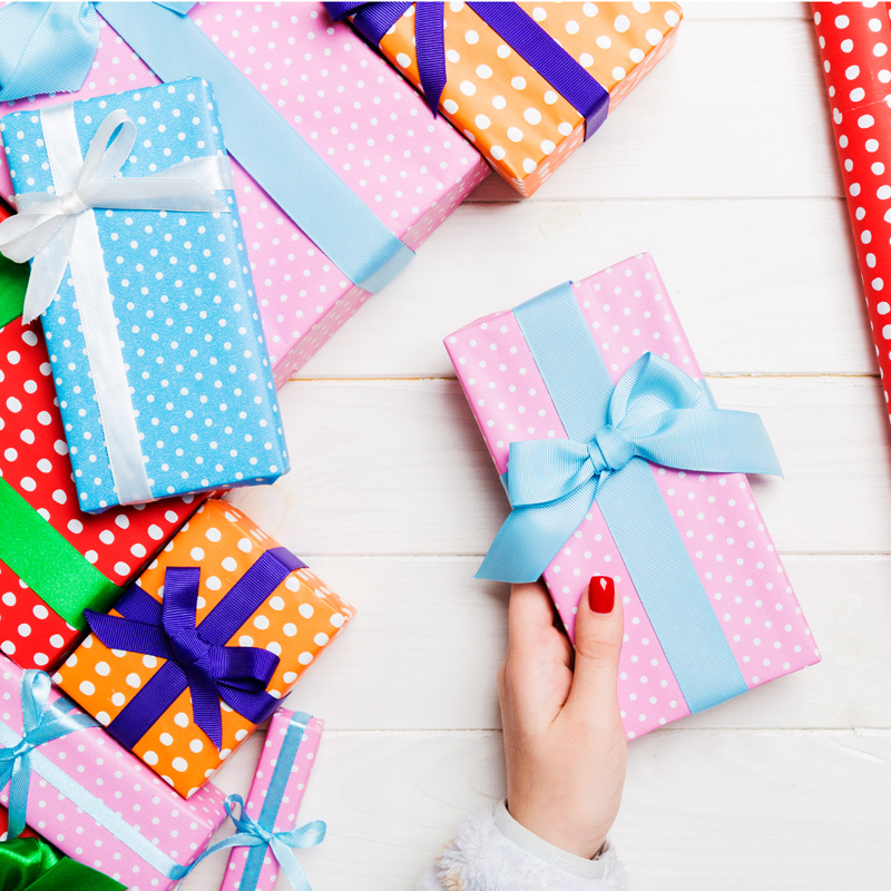 Fábrica en stock pequeño punto papel de regalo clásico lunares a rayas caja de regalo a cuadros regalo ramo de papel de regalo