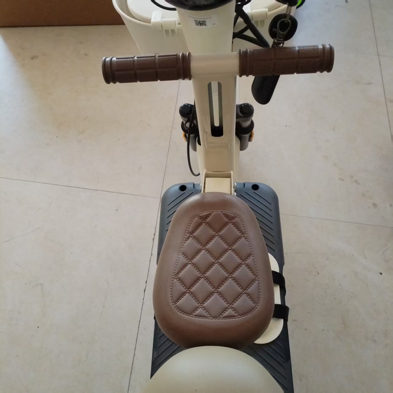 Manufacturer wholesale electric vehicle front-mounted child seat, foldable child baby electric motorcycle armrest stool safety seat