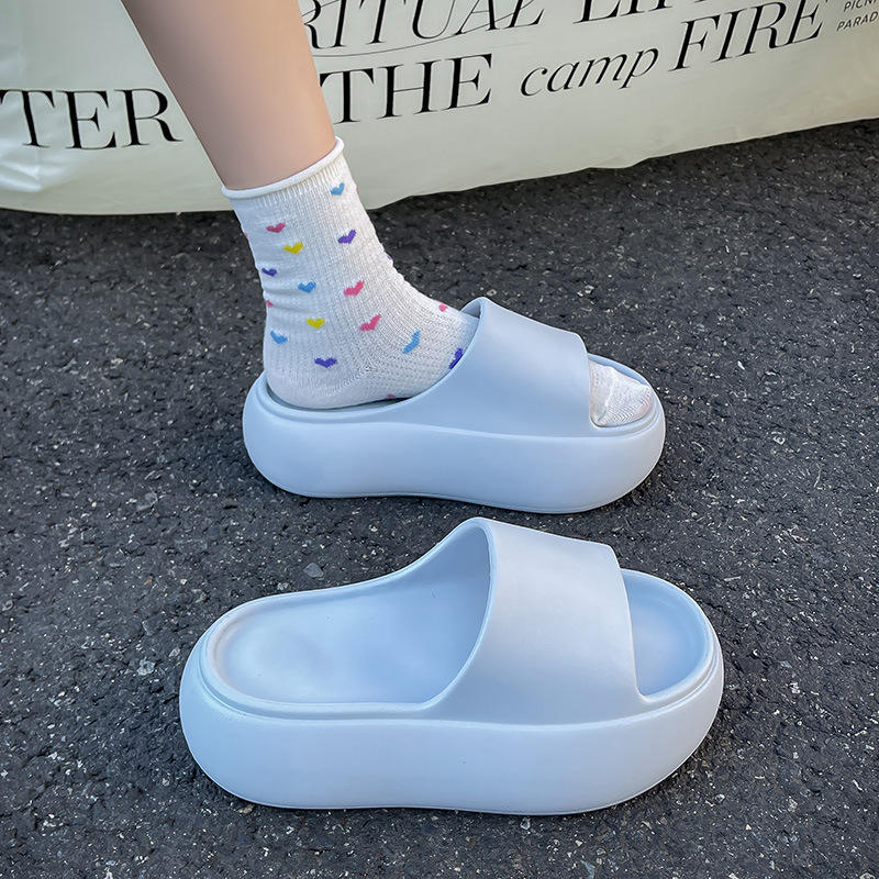 Zapatillas de aumento de fondo grueso para mujeres en verano 2025 nueva ropa casual exterior Eva antideslizante arrastre interior explosivo remolque frío