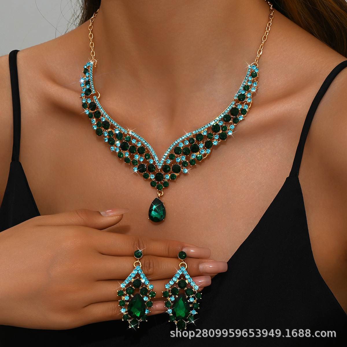 現物はレトロなアクセサリーの誇張ネックレスのイヤリングセットを提供しています。