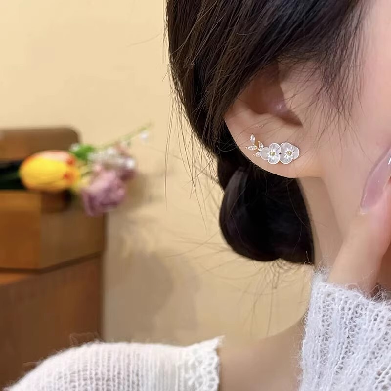 女性用の新しい中国風の梅の花の枝と葉のイヤリング、軽くて豪華なニッチデザイン、ハイエンドのイヤリング、小さくて絶妙な気質のイヤリング|undefined