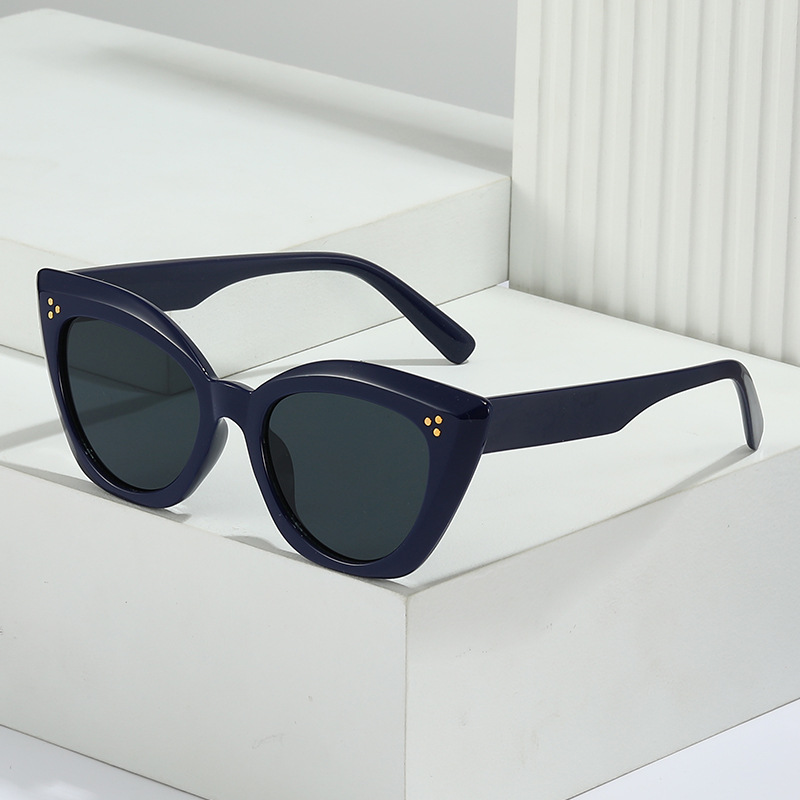 New Fashion Retro Cat-eye Studded Avant-garde European And American Runway Light Luxury Sunglasses, Same Style As_voghion.com